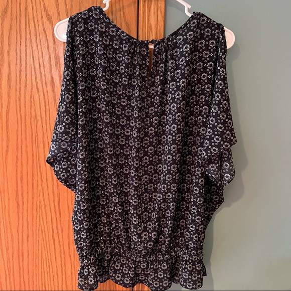 Harlowe & Graham Navy Blue Floral Blouse Size Medium Boho Cold Shoulder Flowy - Picture 5 of 11